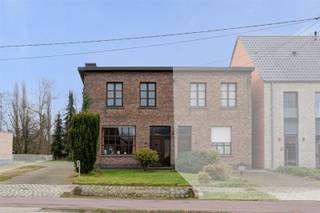 Ruime halfopen bebouwing op 893 m² met tal van mogelijkhedenDeze halfopen bebouwing is gelegen op een mooi perceel van 893 m² met een straatbreedte...