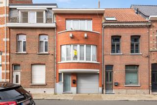 <p><span>Op zoek naar een ruime woning die u volledig naar eigen smaak en wensen kunt renoveren? Deze karaktervolle woning, gelegen in het centrum van Duffel, biedt dankzij haar royale oppervlaktes, praktische basisindeling en zonnige tuin tal van mogelijkheden.</span></p><p><span>Bij het binnenkomen wordt u verwelkomd in een ruime inkomhal, die in het verlengde overgaat in de centrale traphal. Een absolute troef is de </span><span>inpandige garage met automatische poort</span><span>.</span></p><p><span>Verder leidt de hal naar de zithoek, met aansluitend de keuken en het gastentoilet. De leefruimte geniet van een aangename connectie met de </span><span>zonnige tuin</span><span>, waardoor binnen- en buitenruimte mooi met elkaar in verbinding staan.</span></p><p><span>Op het gelijkvloers bevindt zich daarnaast een badkamer. Deze kan, afhankelijk van de gewenste toekomstige indeling, naar de verdieping worden verplaatst om zo extra leefruimte te creëren. De huidige indeling biedt dan ook een uitstekende basis, maar laat volop ruimte voor een eigen invulling.</span></p><p><span>Op de eerste en tweede verdieping bevinden zich in totaal </span><span>vier volwaardige slaapkamers</span><span>, verdeeld over beide verdiepingen volgens een gelijkaardige indeling. De slaapkamers hebben oppervlaktes van respectievelijk </span><span>20,6 m², 11,2 m², 18,3 m² en 11,2 m²</span><span>.</span></p><p><span>Doorheen de woning zijn verschillende </span><span>authentieke elementen</span><span> bewaard gebleven, die voor extra karakter en charme zorgen en mooi kunnen worden geïntegreerd in een hedendaagse renovatie.</span></p><p><span>De woning vraagt een renovatie, maar precies daarin schuilt haar grootste troef. De ruime oppervlaktes en flexibele structuur bieden verschillende mogelijkheden om de woning volledig af te stemmen op uw woonwensen. </span><span>Om het potentieel alvast concreet te maken, hebben wij één van de vele mogelijke renovatie-indelingen uitgewerkt in de vorm van een grondplan.</span><span> Dit plan kan dienen als inspiratie voor een mogelijke toekomstige invulling. Uiteraard bekijken wij de verschillende mogelijkheden graag samen met u.</span></p>
