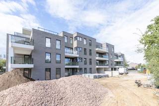 <p><strong>LIGGING<br /><br /></strong>De nieuwe residentie Hugo Claus is gelegen middenin een nieuwe woonzone, een kwalitatieve leefomgeving voor jong en oud.<br />U geniet er een uitermate centrale locatie, er is een vlotte connectie met de wagen naar belangrijke invalswegen. De R4 maar ook scholen, openbaar vervoer, grootwarenhuizen zijn vlakbij.<br />Deze residentie geniet een centrale ligging, doch een groene omgeving in combinatie met een moderne architectuur en kwalitatief wooncomfort.<br /><br /><strong>PROJECT en AFWERKING<br /><br /></strong>Residentie Hugo Claus omvat 25 nieuwbouwappartementen met diverse ondergrondse autostaanplaatsen.<br /><br />De appartementen zijn voorzien van alle moderne comfort.<br /><br />Ze zullen voorzien zijn van een warmtepomp en zonnepanelen waardoor er een uiterst energievriendelijk en een scherp E-peil zal zijn.<br /><br />De appartementen variëren qua oppervlaktes, alle units beschikken over 2 of 3 slaapkamers en een terras van minstens 9 tot wel 62 m².<br /><br />Het project wordt volledig opgebouwd met kwalitatieve en onderhoudsvriendelijke materialen die de duurzaamheid en het esthetische van het gebouw ten volle garanderen.<br /><br />Tijdens de ontwikkeling van het project is er oog voor detail, de ontwikkelaar staat dan ook garant voor een kwalitatieve bouw.<br /><br />Er is een verplichting tot aankoop van een autostaanplaats.<br /><br />Bent u op zoek naar een nieuwbouwappartement op een centrale locatie in Oostakker, vlakbij de R4 waar u een vlotte verbinding geniet doch omgeven door het groen, contacteer Fanny dan zeker op 0472 01 51 51.</p>