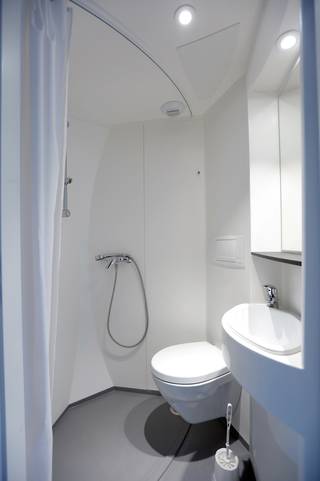 <p>“405 KAMERS MET DOUCHE EN TOILET – 56 STUDIO’S<br /><br />Studentenkamer gelegen in een residentiële omgeving die de Vaartkom volop mee gestalte geeft. Het gebouwencomplex omvat verder een commerciële parking, commerciële ruimten en een publieke doorgang naar de Keizersberg. Waterview bevindt zich op 15 minuten wandelen van het station en van het centrum van Leuven. Er is een bushalte op 50 meter van de residentie.” Deze studentenkamer is gelegen in de "toren" op de 5e verdieping aan de rechterzijde.<br /><br />Zie website https://www.kuleuven.be/residenties/waterview. Maandelijkse kosten (management KULeuven, nutsvoorzieingen, syndicus). De kosten betaal je maandelijks. De huurinkomsten worden per drie maanden overgemaakt door de KULeuven. De kamer is verhuurd op jaarbasis voor 445€/maand <br /><br />You can find the rental prices via link: https://www.kuleuven.be/residenties/waterview/kamers-studios-en-huurprijzen<br />EPC: 77,29Kwh/m² - 24062-G-RO2012/1222/EP06051/A001/D01/SD001<br />Gvv-Gvkr-Gdv</p>