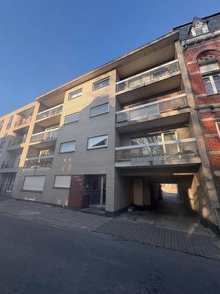 <p>Voor meer info of een bezoek, bel 054 78 90 01 - Ontdek dit veelzijdige appartementsgebouw met een bewoonbare oppervlakte van maar liefst <strong>748 m²</strong>, opgetrokken in <strong>1978 </strong>en ideaal voor investeerders. Het pand omvat <strong>zeven ruime appartementen</strong> met in totaal <strong>16 slaapkamers</strong> en <strong>7 badkamers</strong>, waarbij de appartementen variëren van <strong>twee tot drie slaapkamers</strong>. Achter het gebouw bevinden zich <strong>meerdere staanplaatsen</strong> en bovendien is het pand<strong> onderkelderd</strong>, wat zorgt voor extra opslag- en gebruiksmogelijkheden. Het volledige gebouw is uitgerust met <strong>dubbele beglazing</strong> - <strong>Asbestinventaris in afwachting </strong>- <strong>EK niet conform</strong> - <strong>EPC-labels variëren tussen B en F</strong> (20220915-0002675462-RES-1 ; 20220915-0002675483- RES-1 ; 20220916-0002675511-RES-1 ; 20230211-00028007585-RES-1 ; 20230211-0002807594-RES-1 ; 20230211-0002807595-RES-1 ; 20180622-0002068244-1). Foto's hebben betrekking op het appartement op de eerste verdieping met twee slaapkamers.</p>