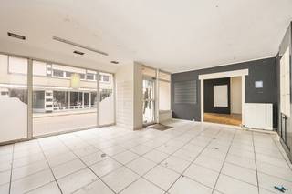 <p><strong>Te renoveren handelshuis met ruim appartement in het centrum van Meerhout</strong></p>
<p>Op een centrale ligging in het hart van Meerhout bevindt zich dit veelzijdige handelshuis met tal van mogelijkheden. Het pand omvat een handelsruimte van<span> </span><strong>83 m²</strong><span> </span>op het gelijkvloers en een ruim bovenliggend appartement van maar liefst<span> </span><strong>147 m²</strong>.</p>
<p>De handelsruimte biedt een uitstekende basis voor een eigen zaak, kantoor of praktijk en geniet van een goede visibiliteit in het centrum.</p>
<p>Het appartement beschikt over een lichtrijke leefruimte, een keuken,<span> </span><strong>drie volwaardige slaapkamers</strong><span> </span>en een badkamer. Dankzij de ruime oppervlakte vormt dit een ideale woonst voor een gezin of voor wie wonen en werken wil combineren.</p>
<p>Het volledige pand dient gerenoveerd te worden, waardoor u de mogelijkheid heeft om het volledig naar eigen smaak en noden in te richten. Een interessante opportuniteit voor investeerders, zelfstandigen of handige renovatoren.</p>
<p><strong>Troeven:</strong></p>
<ul>
<li>Centrale ligging in het centrum van Meerhout</li>
<li>Handelsruimte van 83 m²</li>
<li>Ruim appartement van 147 m²</li>
<li>3 slaapkamers</li>
<li>Ideale combinatie van wonen en werken</li>
<li>Renovatieproject met veel potentieel</li>
<li>EPC:<span> </span><strong>D</strong></li>
</ul>
<p>Bent u op zoek naar een pand met karakter en tal van mogelijkheden? Neem dan contact met ons op voor meer informatie of een bezichtiging.</p>