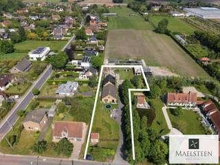Idéalement situé à Sint-Andries, près de Bruges, ce terrain exceptionnel de 2.168 m² bénéficie d’un emplacement de choix. Il profite d’une orientation favorable et offre une combinaison rare d’espace, d’intimité et d’accessibilité aisée.<br /><br />Un permis de construire a déjà été accordé pour une habitation avec annexe, conçue comme une combinaison harmonieuse entre une interprétation contemporaine du style fermette et une villa classique. Il en résulte une architecture intemporelle et pleine de caractère, avec une attention particulière portée aux proportions, à la luminosité et au confort de vie.<br /><br />Grâce au permis déjà obtenu, le futur propriétaire peut procéder à la réalisation sans délai, ce qui constitue un avantage considérable dans le contexte actuel des réglementations et autorisations en matière de construction. Une opportunité unique pour ceux qui recherchent un terrain à bâtir de qualité dans un emplacement stratégique à proximité de Bruges.<br /><br />N’hésitez pas à nous contacter pour toute question ou pour fixer votre rendez-vous (7/7) : 0478 93 72 00 ou maxime@maelsteen.be