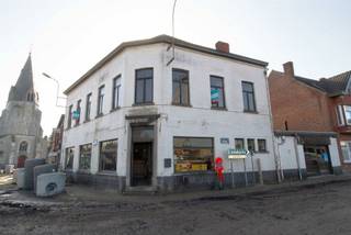 Op de grote markt van Denderleeuw bevindt zich dit karaktervolle hoekpand met veel mogelijkheden. Dankzij de zichtbare hoeklocatie en de nabijheid...