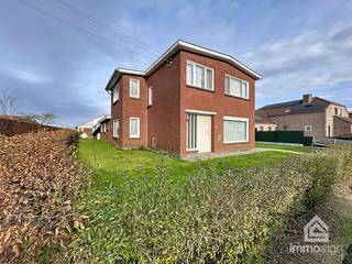 PLUSPUNTEN:+ perceeloppervlakte: 736 m²+ bewoonbare oppervlakte: 181 m² + 3 slaapkamers+ renovatiekans met veel potentieel+ rustige ligging+ groene...