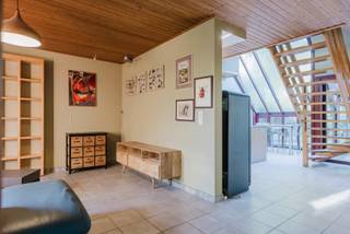 Deze alleenstaande woning uit 1991 ligt in een doodlopende straat in Marke en beschikt over een perceel van maar liefst 1.249 m². Achteraan geniet je van een tuin die aanvoelt als je eigen bosje, met volop groen en privacy.<br /><br />Via de inkomhal met gastentoilet bereik je vooraan een aparte kamer, ideaal als bureau of speelkamer. De leefruimte sluit aan op de open keuken, die in 2018 werd vernieuwd. Aansluitend bevinden zich de berging met achterdeur en de inpandige garage. Vooraan is er een oprit.<br /><br />De veranda vormt een extra leefruimte. Boven bevinden zich 3 slaapkamers, een apart toilet en een badkamer met bad, douche en lavabomeubel.<br /><br />Met 24 zonnepanelen beschikt de woning over een mooie energetische troef. De woning heeft geen officiële renovatieplicht, maar kan hier en daar wat nieuwe liefde gebruiken om ze helemaal naar jouw smaak te maken.<br /><br /><br />Waarom dit aanbod overwegen?<br /><br />✔ Alleenstaande woning<br />✔ Rustige, doodlopende straat<br />✔ Perceel van 1.249 m²<br />✔ Tuin met eigen bosje<br />✔ Keuken vernieuwd in 2018<br />✔ 24 zonnepanelen<br />✔ Inpandige garage en oprit<br />✔ 3 slaapkamers + extra kamer<br /><br />Goed om te weten: de woning ligt in een verkaveling met specifieke voorschriften. Een deel van de tuin is bestemd als groenzone die behouden en onderhouden moet worden. Het achterste deel van het perceel ligt in parkgebied. De veranda is niet vergund en regularisatie is vereist.<br /><br />Interesse? Bel 0471 69 44 30<br />Attesten & documenten: www.nestr.be