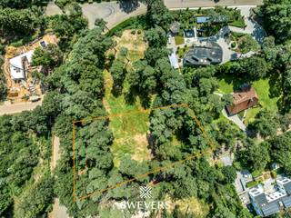 Wie wilt wonen op een uniek plekje op aarde zit hier ongetwijfeld aan het juiste adres. Dit knappe perceel van 28a13ca te Sterrenwacht 144 in Bolderberg heeft al het potentieel voor het realiseren van jouw droomwoning.<br /><br />De bijzondere ligging en het spectaculaire zicht maakt deze bouwgrond uniek. De Sterrenwacht in Bolderberg behoort met zijn 60 meter tot één van de hoogste toppen van Limburg. Zo krijg je hier midden in het groen, een eindeloos ver en sensationeel zicht. De Sterrenwacht is een zeer mooie residentiële woonwijk omringd door wondermooie groene natuur. Je woont hier aan het begin van de eindeloos uitgestrekte bossen rond de Kluis en Terlaemen. Je woont op wandelafstand van de dorpskern van Bolderberg. In dit pittoreske dorp in Heusden-Zolder zal jong en oud zich onmiddellijk thuis voelen. De gerenommeerde basisschool, de sport- en hobbyclubs, de jeugdbeweging, etc. zorgen voor een warme en harmonieuze gemeenschap. Bolderberg staat ook gekend omwille van zijn uitstekende bereikbaarheid. Je woont hier op minder dan vijf minuten afstand van de E313 en de E314. Je kan dus rekenen op een zeer vlotte woon-werkverbinding in iedere windrichting. <br /><br />Ben jij nog op zoek naar dat “one in a million” plekje op aarde voor jouw stijlvolle droomwoning? Aarzel dan zeker niet. Bel ons vandaag nog voor een persoonlijke afspraak. Wij adviseren en begeleiden je graag in deze eindeloze lijst van unieke troeven van de Sterrenwacht 144 in Heusden-Zolder. tel 011 255 155.