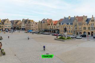 Op een absolute toplocatie, pal aan de Grote Markt van Diksmuide, bevindt zich dit indrukwekkende historische hoekpand. Dit karaktervolle gebouw...