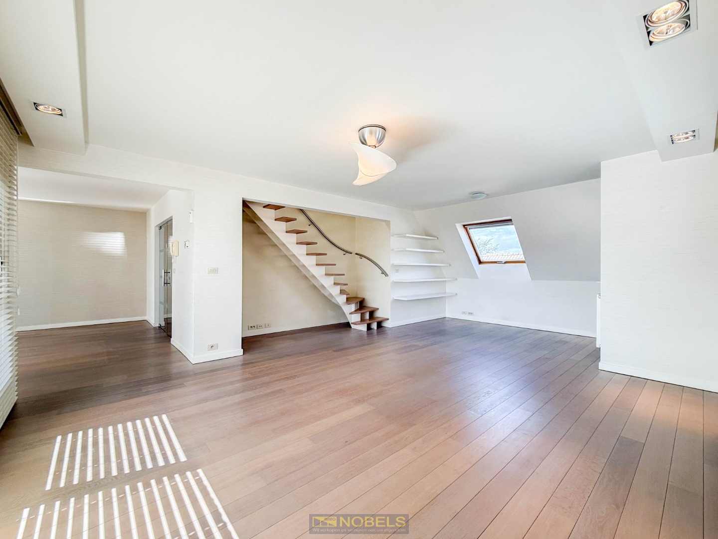 Te koop, stijlvol dakappartement met sauna, terras en 2 autostaanplaatsen - foto 4