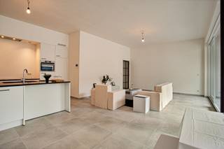 Gelijkvloers hoekappartement in de nieuwbouw residentie "De Rembrandt", gebouwd met oog voor detail en comfort. <br />Bij de afwerking van de appartementen werd gekozen voor de meest kwalitatieve en tijdloze materialen waardoor stijl en klasse naadloos in elkaar vloeien.<br /><br />Deze centraal gelegen residentie biedt een vlotte verbinding naar o.a. het centrum van Wielsbeke, Oostrozebeke en Waregem. Gelegen vlakbij de oude Leie arm aan het vernieuwde OC Den Aert. Een ideale uitvalbasis voor wandel- en fietsplezier.<br /><br />Indeling: Er is een ruime inkomhal die toegang geeft tot een aparte berging, de leefruimte, de open keuken en het terras. Via de open keuken heb je overigens toegang tot een tweede bergruimte. Daarnaast is er ook een ruime nachthal die toegang geeft tot het toilet, de badkamer en de twee slaapkamers. De badkamer bestaat uit een douche, een ligbad en een dubbele lavabo.<br /><br />De bewoonbare oppervlakte bedraagt 128,61 m². De oppervlakte van het terras bedraagt 7,40 m².<br /><br />Vanuit de garage zijn de private bergingen, inkomhal en lift bereikbaar. Eens binnen geparkeerd hoeft u niet meer naar buiten.<br /><br />E-peil 19 (volledige vrijstelling van onroerende voorheffing gedurende 5 jaar).<br /><br />Het appartement is voorzien van privatieve zonnepanelen.<br /><br />Overal vloerverwarming met apart regelbare circuits per ruimte.<br /><br />De parking achteraan (komende vanuit de Vlasstraat) volledig nieuw aangelegd met openbare parkeerplaatsen en groen.<br /><br />Opsplitsing prijs: Grondwaarde 57.874,50 EUR - Constructie 257.125,50 EUR<br />6 % BTW mogelijk.<br /><br />Alle bedragen zijn exclusief garages, bergingen en alle kosten. Garage (25.000 EUR) en berging (5.600 EUR) mogelijk mee aan te kopen.