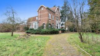 Immo3000 heeft het iconisch landmark, Villa Marie Philomène, te koop op in Linden. <br />Ben je op zoek naar een unieke woning. Een unieke praktijk of ben je op zoek naar een rendementsvolle investering? Dan mag je deze kans niet missen.<br /><br />Gelegen in het rustige Linden, aan de Diestsesteenweg 36, biedt deze statige villa een tijdloze charme gecombineerd met modern comfort. Deze woning heeft sinds 1932 haar karakter behouden, en dat voel je in elke kamer. Het huis staat op een royaal perceel van 24 are, wat zorgt voor veel privacy en ruimte om van te genieten. Bovendien bevinden we ons hier op slechts enkele kilometers van het levendige stadscentrum van Leuven.<br /><br />Wat deze villa echt uniek maakt, is de balans tussen klassieke elementen en hedendaagse voorzieningen. De authentieke details, zoals de originele houten trappen, glas-in-loodramen en marmeren schouwen, geven het huis een bijzondere uitstraling. Tegelijkertijd is het voorzien van moderne gemakken, zodat je comfortabel kunt wonen zonder in te boeten op stijl. En dat op een bewoonbare oppervlakte van maar liefst 258 m2.<br /><br />Ben jij bereid om de handen uit de mouwen te steken om met enkele beperkte aanpassingen Villa Marie terug te restaureren naar haar oorspronkelijke glorie? <br /><br />Neem dan snel contact met ons op om een bezichtiging in te plannen. Dit is een kans die je niet wilt missen!