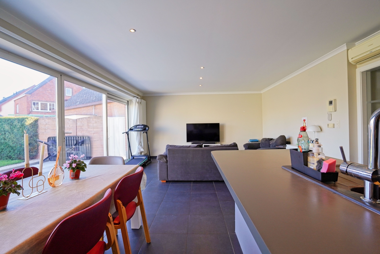 Ruim gelijkvloers appartement met 3 slaapkamers, tuin, terras en inpandige garage - foto 5
