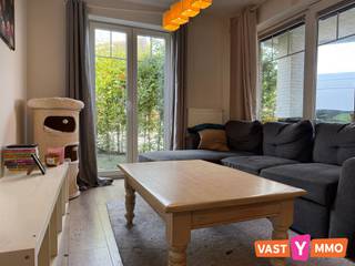 <p><span>Dit aangename gelijkvloers appartement maakt deel uit van een verzorgde residentie. Dankzij de ligging nabij het centrum van Essen zijn winkels en andere voorzieningen vlot bereikbaar.</span></p><p><span>Indeling: </span></p><p><span>Via de inkomhal en de gang in het verlengde ervan, kom je in de leefruimte. Hier is voldoende plaats voor een comfortabele zithoek en een eettafel. De open keuken sluit mooi aan bij de leefruimte en is uitgerust met een keramische kookplaat, dampkap, oven, spoelbak, vaatwasser en koelkast met vriesvak. Via de achterdeur heb je rechtstreeks toegang tot het terras, dat deels overdekt en deels open is. Absoluut een fijne plek om buiten te zitten. Het appartement beschikt over twee slaapkamers (8 m² en 9 m²). De ramen van beide slaapkamers geven uit op een gemeenschappelijke binnenruimte/gang en zorgen dus niet voor rechtstreekse buitenverluchting. De ruime badkamer is ingericht met een inloopdouche, toilet en lavabo. Daarnaast zijn er aansluitingen voorzien voor een wasmachine en droogkast.</span></p><p><span>Inclusief een ondergrondse autostaanplaats en een kelderberging (nr. 4).</span></p><p><span>Het appartement is volledig rolstoel toegankelijk. </span></p><p><span> </span></p><p><span>Vaste kosten € 70/maand </span></p><p><span>Beschikbaar 01/11/2026.</span></p>