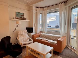 Bemeubeld dakappartement met zijdelings zeezicht vanop het balkon, vlakbij de winkels en het openbaar vervoer.Inkom, woonkamer met balkon, ingerichte...