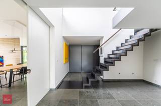 Mooie instapklare hedendaagse villa met alle modern comfort en ruimte. Bestaande uit een inkomhall met vestiaire, living met eetplaats en...