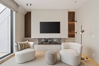 Deze duplex-penthouse van 154 m² met 15 m² terras is een architecturaal statement bovenop residentie Milenka. Een unieke kans om te wonen op hoog niveau – letterlijk én figuurlijk – met uitzicht op zee én het groene hinterland van Knokke-Het Zoute.<br /><br />De 8e verdieping herbergt een open leefruimte, een designkeuken met Miele toestellen, een berging, een apart toilet en twee terrassen: één met frontaal zeezicht, de andere met zicht op de villa’s van Het Zoute. De spiraalvormige trap, een sculpturaal element in de ruimte, leidt naar de 9e verdieping met drie slaapkamers.<br /><br />De masterbedroom beschikt over een ensuite badkamer, terwijl slaapkamer 2 en 3 een badkamer delen. De Skyframe ramen, natuurstenen accenten, ingefreesde details en harmonie tussen hedendaags en tijdloos design maken van deze penthouse een woonervaring die zelden op de markt komt.<br /><br />Voor wie op zoek is naar exclusiviteit, comfort en esthetiek, biedt deze penthouse een levensstijl op maat van het Zoute – met privacy, uitzicht en architectuur als kernwaarden.<br /><br />👉 Verkoop onder het BTW-stelsel op de totaliteit.