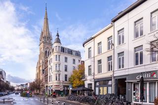 In het bruisende hart van Antwerpen, op de Paardenmarkt, bevindt zich dit karaktervol handelshuis. De ligging is bijzonder gunstig in de...