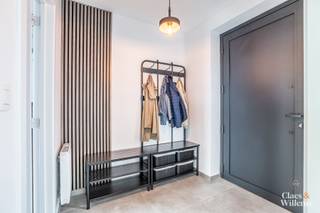 Welkom in deze moderne, recente woning (2021), ideaal gelegen in een doodlopende residentiële wijk te Halle. Je wordt verwelkomd in de inkomhal,...