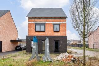 Deze mooie, nieuwbouw, half open bebouwing, bevindt zich in het doodlopende gedeelte van de verkaveling "Pompoenstraat" in Wiekevorst, ideaal voor wie van rust houdt. De tuin is west geörienteerd.<br />Op het gelijkvloers bevindt zich de inkomhal, apart toilet, ruimte berging en een leefruimte met zithoek, living en keuken.<br />Op de eerste verdieping bevinden zich een masterbedroom met dressing, een tweede slaapkamer en een badkamer met voorzieningen bad, dubbele lavabo en inloopdouche.<br />De zolderverdieping biedt ruimte voor nog minimaal 2 slaapkamers.<br /><br />De vraagprijs is gepubliceerd onder registratierechten.<br />Voor kopers die niet kunnen genieten van de verlaagde registratierechten, is een verkoop onder BTW-stelsel mogelijk en zal dit voor u voordeliger zijn!<br /><br />Info &amp; afspraak:  ☎ 0473/30 00 00   ✉ Pieter@wijns.be<br />Wij maken graag tijd voor U.