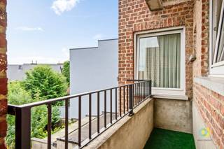 <p><span>Ontdek dit instapklare en verzorgde appartement, gelegen op de tweede verdieping van een kleinschalige residentie zonder lift. Dankzij de beperkte gemeenschappelijke kosten vormt dit appartement een interessante opportuniteit, zowel voor eigen bewoning als voor investering. Via de inkomhal bereikt u de lichtrijke leefruimte met voldoende plaats voor een gezellige zithoek en een eetruimte. Aansluitend bevindt zich de volledig uitgeruste keuken. Vanuit de leefruimte heeft u bovendien toegang tot het aangename terras. Het appartement beschikt over twee volwaardige slaapkamers en een badkamer uitgerust met een douche, een wastafel in meubel en een toilet. Een privatieve kelder zorgt voor de nodige extra bergruimte. De ligging is een absolute troef, centraal in Strombeek-Bever, op wandelafstand van winkels, scholen, openbaar vervoer en met een vlotte verbinding naar Brussel en de belangrijkste invalswegen. Een ideale woonst voor wie op zoek is naar een comfortabel appartement op een uitstekende locatie.</span></p><p><span> </span></p><p><span> </span></p>