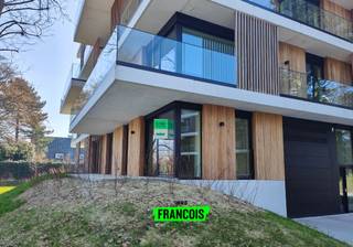 Modern BEN-appartement met ruim terras en groene omgeving<br /><br />Dit prachtige BEN-appartement (Bijna-Energie-Neutraal) bevindt zich in een moderne residentie, gelegen aan de rand van een groen park met mooi aangelegde binnentuinen. Hier geniet u van rust, ruimte en energiezuinig wooncomfort.<br /><br />Het appartement is ruim en hoogwaardig afgewerkt, met aandacht voor detail en kwaliteit.<br /><br />De lichtrijke en royale leefruimte geeft rechtstreeks toegang tot het grote terras, ideaal om te ontspannen of buiten te eten. De moderne open keuken is volledig geïnstalleerd en voorzien van de nieuwste toestellen.<br /><br />De ruime slaapkamer biedt plaats voor een tweepersoonsbed en beschikt over aansluitingen voor TV en internet. De stijlvolle badkamer is uitgerust met een inloopdouche en lavabomeubel.<br /><br />Extra troeven zijn de ondergrondse parkeerplaats en de privatieve kelderberging, beide inbegrepen in de huurprijs. De maandelijkse syndickosten bedragen 60 euro.<br /><br />Huurprijs : 760€ + 60€ syndickosten = 820€<br /><br />Aarzel niet en plan snel uw bezoek in. Het appartement is onmiddellijk beschikbaar!<br /><br />