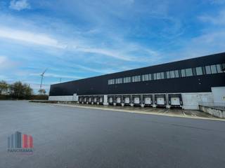 Uitzonderlijk gelegen logistiek bedrijfsgebouw bestaande 11.025 m² magazijn in combinatie met 1.534 m² kantoorruime en 1.588 m² mezzanine. Het gebouw...