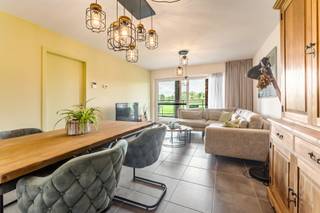 Dit nieuwbouwappartement (bouwjaar 2022) combineert energiezuinig wonen met comfort en een uitstekende ligging. Het appartement bevindt zich op wandelafstand van de Leie. De ruime, lichtrijke leefruimte geeft toegang tot een zonnig terras waar u heerlijk kunt ontspannen. Dankzij de vlotte verbinding richting Kortrijk, Waregem en de E17 geniet je ook van een uitstekende bereikbaarheid. Kortom de ideale investering om zelf te wonen of te laten renderen! <br /><br />INDELING:<br /><strong>Gelijkvloers:</strong> inkomhal - lichtrijke leefruimte met toegang tot terras - geïnstalleerde keuken - badkamer uitgerust met lavabo en douche - toilet - praktische bergruimte - slaapkamer 1 (toegang tot terras) - slaapkamer 2 - ruim terras (16m²)<br /><br /><strong>Kelderverdieping: </strong>autostaanplaats met diverse laadmogelijkheden - privatieve berging - gemeenschappelijke fietsenstalling<br /><br /><br /><strong>Troeven van deze woning:<br />-</strong> Energiezuinig nieuwbouwappartement<br />- Instapklaar en modern ingericht<br />- Ruim terras met uniek uitzicht<br />- Rustige ligging met vlotte verbinding naar Harelbeke, Kortrijk en Waregem<br /><br /><br />Interesse of wenst u graag een bezoek ter plaatse?<br />Neem contact op met uw ERA-makelaar!