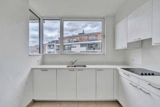 <p>Op een ideale locatie vlakbij de koninklijke Sint-Mariakerk en de Kruidtuin, op de 3e verdieping van een recent gebouw, bieden we dit prachtige appartement met twee slaapkamers van 87 m² + terras. Het biedt: een inkomhal, een grote lichtrijke woonkamer met open keuken en een terras op het oosten, twee ruime slaapkamers (12 m² en 14 m²), een badkamer, een apart toilet en een wasruimte. Kelder. Parkeerplaats: € 25.000. EPC: C+. Conform elektriciteit. U zult gecharmeerd zijn door de lichtinval, het terras en de nabijheid van alle voorzieningen. Mis deze kans niet!</p>