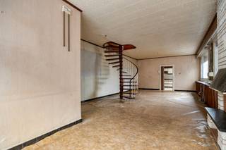 Ruime te renoveren woning of project.Indeling:De woning omvat: inkomhal, 2 leefruimtes, 3 slaapkamers, 2 keukens, 2 badkamers.Achteraan: 1 magazijn...