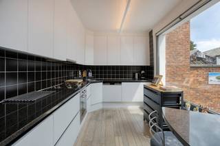 Appartement duplex unique et spacieux au cœur de Geel.<br /><br />Vous rêvez de vivre généreusement et confortablement dans une rue commerçante animée ? Cet appartement duplex exceptionnellement spacieux situé à Geel combine un emplacement central avec des espaces élégants et de caractère et une intimité optimale. Les boutiques et les restaurants chaleureux sont littéralement accessibles à pied.<br /><br />Disposition<br />Rez-de-chaussée : Hall d'entrée privé avec rangement et escalier intérieur menant au sommet. À l'arrière, vous trouverez une cour avec un escalier qui mène directement à la terrasse du premier étage.<br /><br />Premier étage : le cœur animé de la maison. Il dispose d'un espace de vie lumineux, d'une salle à manger, d'une cuisine ouverte joliment meublée et d'une terrasse attenante. Il y a une chambre spacieuse, une salle de bains spacieuse et des toilettes séparées. Parmi les avantages, citons la « salle à bijoux » exclusive (pouvant servir de bureau ou de salle de loisirs), un débarras et une buanderie.<br /><br />Deuxième étage : idéal comme maison d'hôtes ou résidence pour adolescents. Comprend une deuxième chambre principale avec dressing, un espace de musique ou de bureau multifonctionnel (possible comme 3e chambre), des rangements supplémentaires et des toilettes séparées.<br /><br />De plus, cet appartement dispose également d'un box de garage à l'arrière, qui est inclus dans le prix.<br /><br />Registre des mesures: non