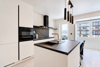 Dit recent volledig gerenoveerde appartement in de Kerkstraat te Roeselare combineert een moderne afwerking met ruime en lichtrijke leefruimtes.<br /><br />Via de inkomhal bereik je de grote open keuken, volledig uitgerust met de nodige toestellen. Aansluitend bevindt zich de ruime leefruimte met voldoende plaats voor zowel een gezellige zithoek als een volwaardige eetplaats.<br /><br />Verder beschikt het appartement over een praktische berging met aansluitingen voor wasmachine en droogkast, twee ruime slaapkamers, waarvan één met toegang tot een terras, en een moderne badkamer voorzien van een inloopdouche en lavabomeubel. In de hal is daarnaast een afzonderlijk toilet aanwezig.<br /><br />Dankzij de recente totaalrenovatie en de centrale ligging is dit appartement ideaal voor starters die op zoek zijn naar een instapklare woonst, maar eveneens interessant als investering.<br /><br />Troeven:<br /><br />LIFT aanwezig<br />Recent volledig gerenoveerd<br />2 ruime slaapkamers<br />Terras<br />Grote open keuken<br />Ruime en lichtrijke leefruimte<br />Praktische berging<br />Centrale ligging in Roeselare<br />Ideaal als eigen woonst én investering<br /><br />Contacteer ons snel voor een bezoek aan dit instapklare appartement in centrum Roeselare!