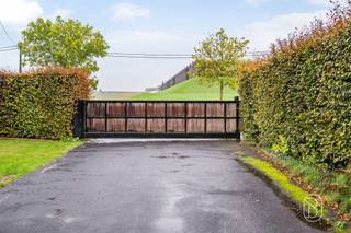 Ruimte, karakter en tal van mogelijkheden! Deze alleenstaande architectenvilla combineert royale leefruimtes met een praktische indeling en een aparte praktijkruimte. Ideaal voor wie comfortabel wil wonen en werken op één locatie.Via de ruime inkomhal betreed je de lichtrijke leefruimte, die bestaat uit een gezellige zithoek met open haard, een ruime eetplaats en praktische ingemaakte kasten. Aansluitend bevindt zich de volledig uitgeruste keuken. De veranda vormt een aangename extra leefruimte met zicht op de tuin.Op de verdieping bevinden zich drie slaapkamers, waarvan twee uitgerust zijn met ingemaakte kasten. De vernieuwde badkamer biedt alle comfort, met een inloopdouche, ligbad en dubbel lavabomeubel.Een absolute meerwaarde is de aparte praktijkruimte van bijna 50 m². Dankzij de eigen ingang, vier afzonderlijke ruimtes en een eigen toilet is deze perfect geschikt voor een kantoor, praktijk, vrij beroep of hobbyruimte.Ook op praktisch vlak heeft deze woning heel wat te bieden: een dubbele garage met wasplaats en bergruimte, aangevuld met vier parkeerplaatsen op het eigen terrein.De ligging langs de Moeskroensesteenweg garandeert een vlotte verbinding naar Aalbeke, Kortrijk en Moeskroen.Wenst u graag een bezoek of meer informatie, neem dan contact op via flore@immobeguin.be