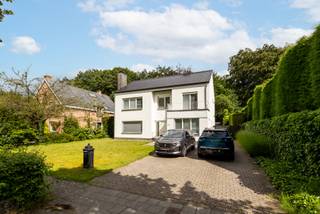 In een prachtige laan met statige bomen wacht deze mooi onderhouden villa op haar nieuwe eigenaars. Houdt u van een open gevoel, veel ruimte en een prachtige natuurlijke lichtinval? Dan voelt u zich hier meteen thuis. De absolute blikvanger? De zonnige, ruime tuin waar u moeiteloos plaats vindt voor een grote eettafel, lounge, speelruimte of moestuin.

Bij het binnenkomen zorgt de charmante vintage tegelvloer meteen voor een karaktervol onthaal. De lichtrijke leefruimte met aansluitende, volledig uitgeruste keuken en houthaard vormt het gezellige hart van de woning en biedt een prachtig uitzicht op het groen rondom. Op het gelijkvloers vindt u nog een bureau, wasplaats, bijkeuken en gastentoilet, terwijl de eerste verdieping plaats biedt aan 4 slaapkamers, 2 badkamers en toilet. De praktische zolder en royale tuin maken het plaatje compleet. 

Ook op technisch vlak zit u hier goed met een EPC-label D (geen renovatieverplichting). Het hoofddak werd recent vernieuwd en geïsoleerd met 12 cm PUR. Alle ramen zijn houten raamprofielen zijn voorzien van dubbel glas, voorzien van rolluiken vooraan. Verwarmen doet u met centrale verwarming op aardgas met een recente condensatieketel (2014). Kortom: deze woning is niet alleen smaakvol gerenoveerd, maar ook technisch in orde. U hoeft enkel nog uw meubels te plaatsen en te genieten.

Voor meer informatie of een gratis waardebepaling van uw vastgoed kan u een aanvraag invullen op onze website of even bellen op het nr. 03/345.88.99.