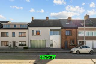 Deze unieke woning, ontworpen door het gerenommeerde bureau Govaert & Vanhoutte, combineert wonen, werken en genieten op een uitzonderlijke...