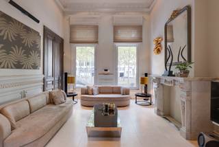 <strong>Majestueuze herenwoning met tuin en wellness in hartje Zuid</strong><br /><br />Aan de prestigieuze Amerikalei schittert deze 19e-eeuwse herenwoning, waar historische grandeur en moderne luxe in perfecte harmonie samenkomen. Met een perceel van ca. 333 m² en een woonoppervlakte van ca. 543 m² biedt dit pand vijf verdiepingen vol elegantie en comfort.<br /><br />Achter de statige gevel betreed je een marmeren inkomhal die onmiddellijk de toon zet: elegantie, historie en verfijning. De royale leefruimte baadt in het licht en vloeit harmonieus over in de eetkamer, waar authentieke eer doen aan de rijke geschiedenis van het pand. Aan de achterzijde wacht de leefkeuken met authentieke lichtkoepel, uitgerust met Gaggenau-toestellen en directe toegang tot het terras en de zuidgerichte tuin; een oase van rust midden in de stad.<br /><br />In het souterrain bevindt zich een exclusieve wellness met verwarmd binnenzwembad, sauna en relaxruimte, aangevuld met wijnkelder, wasplaats en een multifunctionele kamer. De verdiepingen erboven huisvesten een master suite met uitzicht op de Leien, slaapkamers met eigen badkamers en dressings, en een elegante bureauruimte met zicht op de tuin. De bovenste verdieping verrast met een royale ontspanningsruimte en panoramisch zicht op het Museum voor Schone Kunsten.<br /><br />Een uitzonderlijk aanbod waar authenticiteit en hedendaags wooncomfort samensmelten. <br />Optioneel is een overdekte autostaanplaats op wandelafstand beschikbaar (€35.000).<br /><br />Ontdek deze unieke kans met LISTED en bel +32 3 283 51 51.