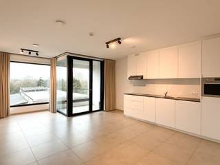 Dit appartement is centraal gelegen in Melsele. <br /><br />Alle ruimtes zijn aangepast naar makkelijke toegankelijkheid door o.a. ruime gang met lift, bredere deuropeningen, geen niveauverschillen,...<br /><br />Inrichting: inkomhal, de leefruimte en maatkeuken (met vaatwasser) lopen over in één geheel, berging, zonnige terras, één slaapkamer, badkamer voorzien van een inloopdouche, toilet en lavabo.<br /><br />Bovendien is alles zeer energiezuinig gebouwd omdat het appartement voorzien is van vloerverwarming (én koeling), warmtepomp,...<br /><br />Vrij: te bespreken<br /><br />Interesse? Contacteer ons via info@immo-jet.be of 03 775 44 10