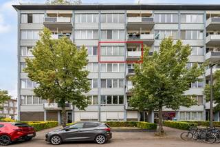 Op de 4de verdieping bevindt zich dit aangename en lichtrijke appartement, ideaal voor wie op zoek is naar een comfortabele woonst met een praktische indeling.<br /><br />Het appartement is gelegen op een gunstige locatie met uitstekende invalswegen.<br /><br />Via de inkomhal krijgt u toegang tot de leefruimte. De ruime woonkamer geniet dankzij de grote raampartijen van veel natuurlijk licht en biedt voldoende plaats voor een gezellige zithoek en een aangename eetgelegenheid.<br />Aansluitend bevindt zich de geïnstalleerde op te frissen keuken, praktisch ingericht voor dagelijks gebruik.<br /><br />Het appartement beschikt over twee slaapkamers, een badkamer, een apart toilet en een handige berging.<br />Bovendien zorgt het balkon voor een aangename buitenruimte.<br /><br />Extra troeven zijn de privatieve kelderberging, ideaal voor extra opslagruimte, en het gunstige EPC-label B. Het appartement is bovendien asbestveilig.<br /><br />Als bijkomende mogelijkheid kan er een staanplaats worden aangekocht, wat zorgt voor extra comfort en parkeergemak.<br /><br />Wenst u meer info of wil u een bezichtiging inplannen, mail dan naar: jeffrey@jurimmo.be of bel naar +32 474 04 13 26