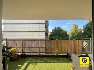 <p><span>Spacieux appartement d'angle de 3 chambres avec 2 salles de bains et 2 terrasses</span></p><p><span>Ce spacieux et lumineux appartement de 3 chambres (130m²) se trouve dans un endroit très central. </span></p><p><span>Il est situé au troisième étage d'un immeuble avec ascenseur.</span></p><p><span>Les transports en commun, les écoles, les magasins (Supermarché Delhaize, Kaasaffineurs Van Tricht, Traiteur Finebek,...), les parcs et les installations sportives se trouvent dans les environs immédiats de cet appartement.</span></p><p><span> </span></p><p><span>L'appartement est aménagé comme suit :</span></p><p><span> </span></p><p><span>Hall d'entrée & toilettes :</span></p><p><span>Vous entrez dans l'appartement par le spacieux hall d'entrée carrelé. </span></p><p><span>Celui-ci est équipé d'une porte de sécurité, de vestiaires aménagés et d'un vidéophone. </span></p><p><span> </span></p><p><span>Salon & cuisine :</span></p><p><span>Le salon, sur parquet, bénéficie d'une lumière naturelle abondante grâce aux grandes fenêtres et à la situation en angle de l'appartement. </span></p><p><span>L'espace de vie spacieux (57m²) offre suffisamment d'espace pour accueillir un salon complet ainsi qu'une agréable salle à manger. </span></p><p><span>La cuisine fermée est posée sur un sol carrelé nécessitant peu d'entretien et est équipée d'un double évier, d'une plaque de cuisson en céramique, d'un micro-ondes, d'un four, d'un lave-vaisselle et d'un réfrigérateur avec congélateur. </span></p><p><span>Le salon et la cuisine ont tous deux accès à la terrasse couverte, orientée à l'ouest.</span></p><p><span> </span></p><p><span>Chambres à coucher & salle de bain & salle de douche :</span></p><p><span>Par le hall de nuit, vous avez accès aux 3 chambres (11m²& 12m² & 14m²), à la salle de bain et aux toilettes séparées.</span></p><p><span>Les trois chambres sont revêtues de parquet et donnent accès à la terrasse arrière orientée au sud. </span></p><p><span>La salle de bains est accessible par la chambre principale. Celle-ci est équipée d'une baignoire avec douche, d'un double lavabo, de toilettes et d'un radiateur sèche-serviettes. Le branchement de la machine à laver se trouve également ici.</span></p><p><span>La deuxième chambre est attenante à une salle de douche avec un lavabo simple.</span></p><p><span>Le huitième étage abrite également des toilettes séparées avec lave-mains.</span></p><p><span> </span></p><p><span>Terrasse & garage & sous-sol :</span></p><p><span>La terrasse couverte (11,5m²) orientée à l'ouest permet de profiter du soleil en permanence.</span></p><p><span>Un espace de rangement pratique, privé et sec est inclus dans le sous-sol.</span></p><p><span>Le box du garage peut être loué en plus à €100/mois. </span></p><p><span> </span></p><p><span>Loyer et charges</span><span>: </span></p><p><span>Loyer : €1.150/mois (appartement) + </span></p><p><span>Commission : €300/mois (commission pour le chauffage central, l'eau, l'entretien et les parties communes) + </span></p><p><span>Garage box (optionnel) : €100/mois</span></p><p><span>Disponible : 01/09/2026</span></p><p><span> </span></p><p><span>Avantages :</span></p><ul><li><span>Terrasse spacieuse</span></li><li><span>Beaucoup de lumière</span></li><li><span>Cave privée</span></li><li><span>Mobiscore 9,2/10</span></li></ul>