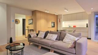 COMPLEET GERENOVEERD, LICHTRIJK TWEE SLAAPKAMER APPARTEMENT (ZUID-WEST GERICHT) OP 75 METER VAN HET STRAND TE DE PANNE - INCLUSIEF GROTE...