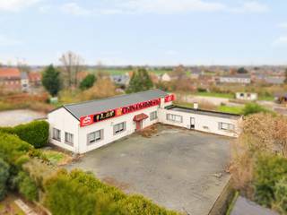 Mooi gelegen aan het Kluisbos, te renoveren handelspand/om te bouwen vakantiewoning/ideale projectgrond/bouwgrond. Private toegangsweg, prachtige ligging, VEEL POTENTIEEL. Plannen,/voorstudie sondering reeds beschikbaar.