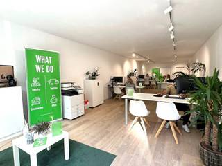 Commercieel gelegen handelspand op topligging in het Centrum van Kortrijk: recht tegenover het Schouwburgplein en op wandelafstand van de Grote...
