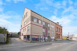 Dit appartement bevindt zich op de eerste verdieping met lift en maakt deel uit van een kleine mede-eigendom met lage gemeenschappelijke lasten.Het...