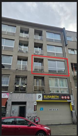 Te huur: instapklaar, volledig gerenoveerd appartement met 1 slaapkamer op toplocatie.<br /><br />Dit prachtig gerenoveerde appartement combineert hedendaags comfort met een uitstekende, centrale ligging. <br /><br />Het appartement beschikt over een ruime slaapkamer en een smaakvol vernieuwde badkamer met kwalitatieve afwerking. Daarnaast is er een praktische wasberging voorzien.<br /><br />De renovatie werd grondig en met oog voor detail uitgevoerd, met aandacht voor kwaliteit en energiezuinigheid:<br /><br />* Nieuwe ramen met driedubbele beglazing<br />* Volledig geschilderd<br />* Verlichtingsarmaturen aanwezig in alle kamers<br />* Nieuwe energiezuinige condensatieketel<br />* Volledig vernieuwde keuken en badkamer<br />* Elektriciteit volledig conform en vernieuwd<br /><br />De ligging is een absolute troef: op slechts 100 meter van metrostation Sint-Elisabeth en met winkels, openbaar vervoer en andere voorzieningen op wandelafstand.<br /><br />Rechtstreeks contact met de eigenaar.<br /><br />Interesse? Neem vandaag nog contact op voor meer informatie of een bezoek!<br />