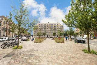 ELSENE, in de wijk Université, op een steenworp afstand van de begraafplaats, alle voorzieningen en winkels, presenteren wij u dit lichte appartement van ± 55 m². Het bestaat uit: hal, halfingerichte keuken, woonkamer, 1 slaapkamer, badkamer, toilet. Momenteel verhuurd voor 850 €/maand – Huurcontract van 3 jaar vanaf 1/06/2024. Kelder (C15). Garagebox N12 (+ 25.000€) OPTIE. Lasten: ± 180 €/maand (gemeenschappelijke kosten, beheerder, verzekering, onderhoud). EPC: F. Afmetingen ter indicatie.