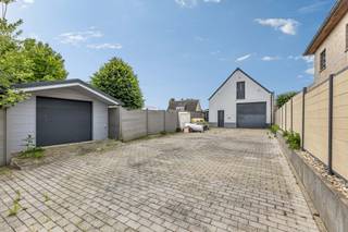 <p><strong>Deze ruime en degelijk gebouwde bungalow</strong> is rustig gelegen nabij Haaltert, Nieuwerkerken en Mere, op een perceel van maar liefst <strong>10a 88ca</strong>. De eigendom omvat<strong> een comfortabele woning, een ruime loods of een perceel bouwgrond voor open bebouwing </strong>indien de loods zou gesloopt worden. De woning beschikt over een inkomhal met vestiaire en gastentoilet, een lichtrijke leefruimte met gashaard, een bureauruimte, een volledig ingerichte keuken, een vernieuwde badkamer, <strong>drie slaapkamers</strong> en een droge kelder. <strong>Via de ruime veranda met zicht op de tuin en het terras bereikt u de garage </strong>met automatische poort, technische ruimte en wasplaats. Aansluitend bevindt zich een magazijn van ca. <strong>110 m²</strong> met een extra verdieping van ca. <strong>150 m²</strong>, ideaal voor opslag, atelier of zelfstandige activiteit. De eigendom is bereikbaar via zowel de voor- als achterzijde (Kouterstraat) en beschikt achteraan over<strong> een ruime oprit </strong>met plaats voor meerdere voertuigen. <strong>20 zonnepanelen</strong> - Recente cv-installatie op aardgas - Airco - Alarm - Automatische zonnewering - Buitenschrijnwerk in PVC met dubbele beglazing - Rolluiken en muggenramen - Natuurstenen vloeren - <strong>Een uiterst degelijke afwerking met duurzame materialen.</strong> Een veelzijdige eigendom met tal van mogelijkheden voor een groot gezin, co-housing, zelfstandigen of hobbyisten. Een unieke kans voor wie op zoek is naar ruimte, comfort en potentieel. (Maatregelenregister in aanvraag)</p>
