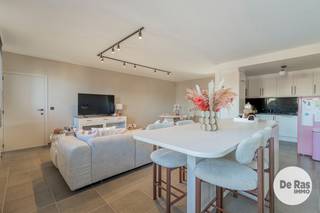 <strong>EERSTE BEZOEKDAG WOENSDAG 28/10/2026 VANAF 14U (enkel op afspraak!!) <br />HERZELE CENTRUM – Gerenoveerd appartement met twee slaapkamers, pal op de Markt van Herzele! </strong><br /><br />Wie zoekt naar een appartement met A-locatie, is dit de ideale eigendom. Deze eigendom is gelegen pal in het centrum van Herzele met op wandelafstand van verschillende retail- en detailzaken, horeca, scholen, openbare diensten, openbaar vervoer, medische beroepen en in directe nabijheid van alle invalswegen. De geschikte woonst voor degene die zoekt naar een centrumligging, starterswoning of een interessante opbrengsteigendom met een mooi (potentieel) huurrendement! <br /><br />Het appartement beschikt over een inkomhal met vestiaire, ruime woonkamer met aansluitend open keuken (compleet geïnstalleerd), nachthal, gastentoilet, twee slaapkamers, badkamer en praktische berging/wasplaats. Achterliggend terras is toegankelijk via slaapkamer en biedt u de nodige privacy, wat het hier aangenaam vertoeven maakt. <br />Alle comfort en voorzieningen aanwezig, technische installaties zijn volledig conform en gunstig EPC (B-label) wat resulteert in laag energieverbruik. De aanwezigheid van een lift is niet te verwaarlozen. Zorgeloos parkeren op De Groenlaan, is hierbij een extra troef. <br /><br />Info en bezoek: 053/60.65.60.<br />Epc: 109kWh/m².<br />De vermelde prijs is een richtprijs. Na ontvangst van de biedingen zal de verkoper beslissen of hij/zij de eigendom verkoopt aan het beste bod. De richtprijs is aldus niet bindend voor de verkoper. Voor meer info kunt u ons contacteren of het reglement raadplegen op onze website.