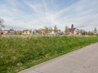 Bouwperceel van 8a19ca geschikt voor open bebouwing, gelegen te Heukelom. Dit gehucht dat deel uitmaakt van de gemeente Riemst, geniet van een...