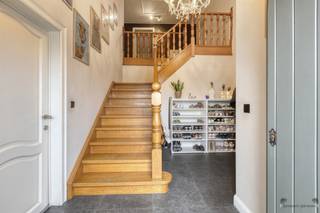 Maison familiale clé en main avec espace de vie spacieux, jardin, cave et garageCette maison bien entretenue et prête à être emménagée vous accueille...