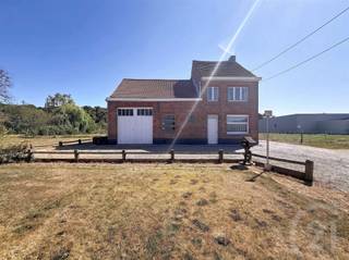 <p>Achterin gelegen landelijke woning met veel potentieel op een perceel van 78 are 61!</p><p>Op het gelijkvloers is er een living met aansluitend een eetkamer, een keuken, een badkamer, een berging een garage met naastliggende stockageplaats. Op de 1ste verdieping zijn er 2 grote slaapkamers.<br />Er zijn ook nog 2 grote zolders die kunnen omgevormd worden tot leefruimte en een stockagekelder.</p><p>Buiten is er een aparte garage en een extra bijgebouw.</p><p>Rondom de woning is er veel ruimte, met vooraan een groot stuk voor een voortuin met oprit en achteraan is er een tuin met prachtig zicht op het bos.</p><p>Ideaal voor dierenliefhebbers!</p><p>EPC: 1112 kWh/m² UC: 20251020-0003714026-RES-1<br />Renovatieverplichting!</p><p>Wens je een gratis schatting? Vergeet dan zeker geen contact met ons op te nemen!</p><p>Wil jij meer informatie over deze woning? Bel ons dan op 016 90 10 21 of mail naar info@future-home.be.</p><p>Woongebied en agrarisch gebied, Geen Vergunning, Geen Verkavelingsvergunning, Geen Dagvaarding, Voorkooprecht</p>