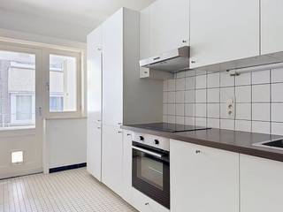 Bent u op zoek naar een appartement te huur in Oostende centrum? Dit volledig vernieuwde appartement van 95 m² op de eerste verdieping (zonder lift) combineert ruimte, licht en comfort op een toplocatie, vlak bij winkels, openbaar vervoer en de zeedijk.Indeling:-Grote, lichtrijke leefruimte-Aparte keuken, voorzien van moderne toestellen en aansluiting voor wasmachine-Badkamer met ligbad-Apart toilet-2 slaapkamers -Balkon achteraanTroeven van dit appartement in Oostende:-Ruime oppervlakte van 95 m²-Volledig vernieuwd en instapklaar-veel lichtruimte -Centrale ligging in Oostende centrumprovisie: €90,- (verwarming en water)Ben je geïnteresseerd in dit pand te huur in Oostende? Ga naar de website www.dewaele.com, klik op het pand dat je wenst te huren. Via de rode knop "vraag je bezoek aan" vragen we u kort een profiel in te vullen. Telefonisch kunnen er geen afspraken gemaakt worden.Bezoek aanvragen